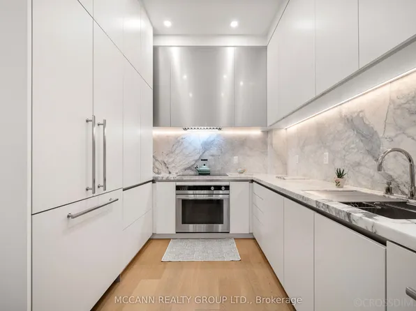 45 York Mills Rd #119, Toronto, ON M2P 1B6