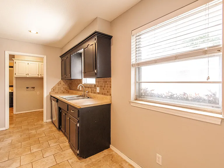 205 E 30th St #1 — Photo 16