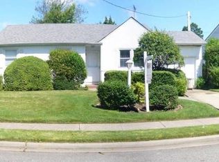 846 Ibsen St, Woodmere, NY 11598