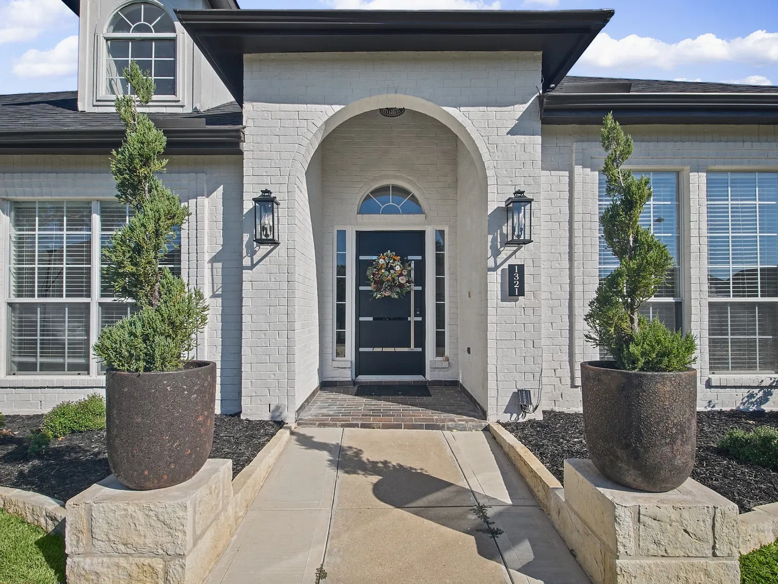 4 bed, 2297 sqft, $3,800 — Photo 2