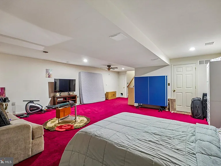 390 Auburn Ct — Photo 23