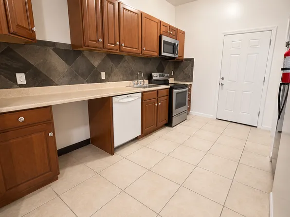 372 6th Ave W #3L, Newark, NJ 07107