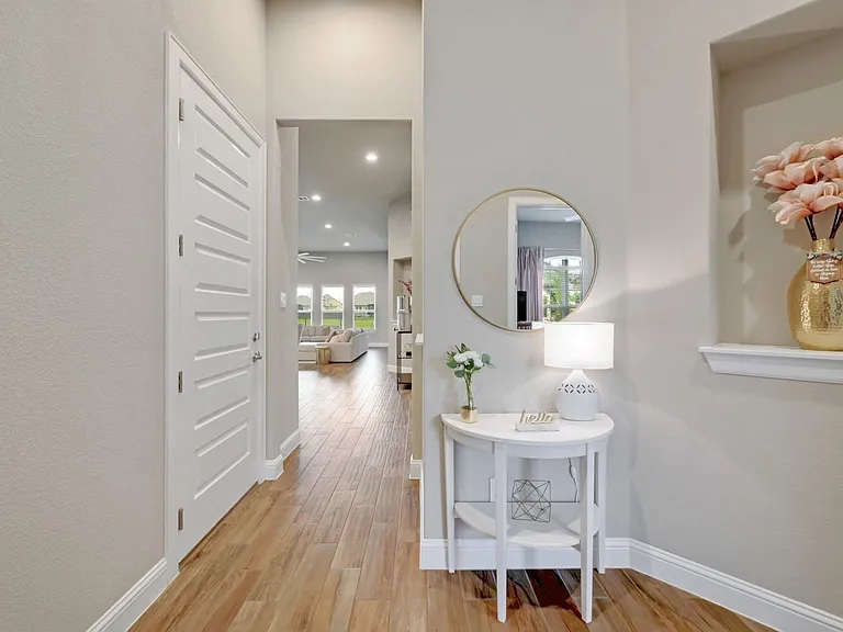 6813 Leonardo Dr — Photo 2
