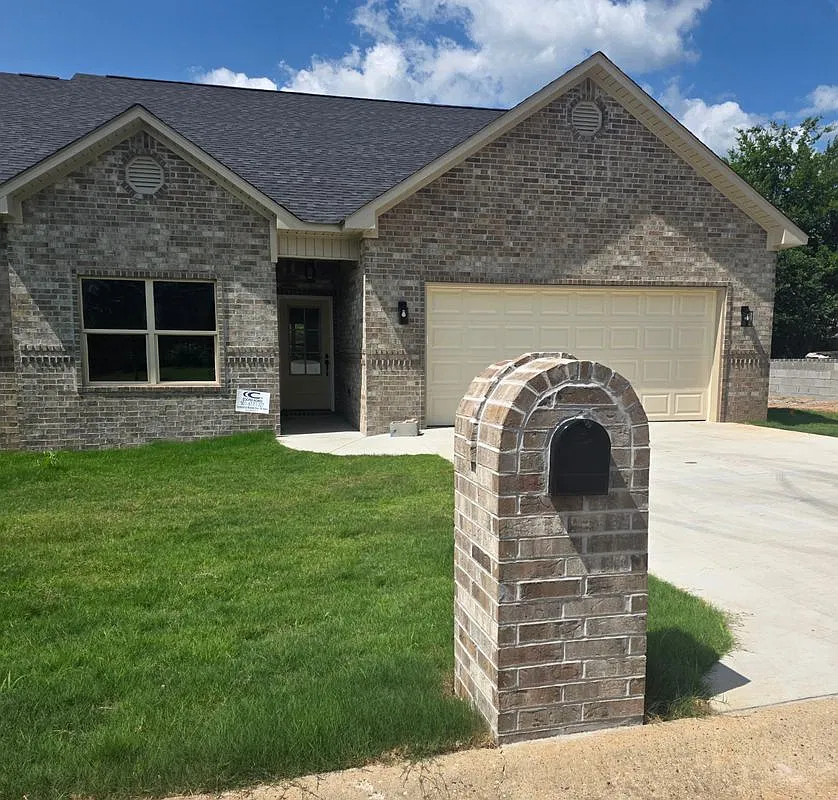 3 bed, 2.0 bath, 1712 sqft, $2,400 — Photo 1