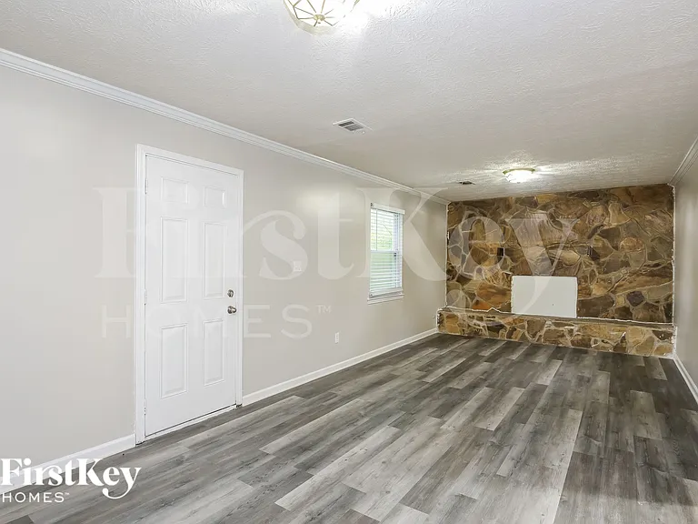 3800 Charlotte Dr — Photo 2