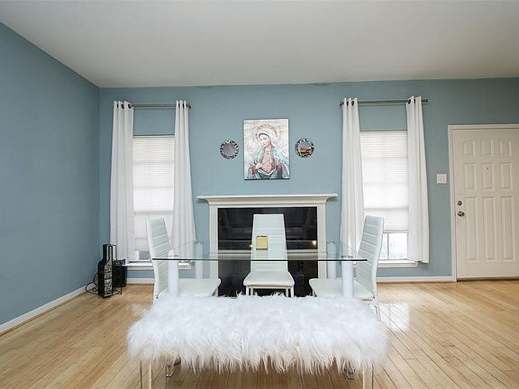 Welcome home to this lovely 2-bedroom condo in West Houston!