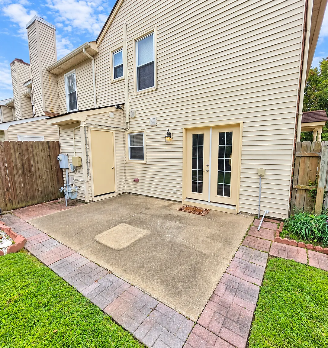 3 bed, 2.5 bath, 1360 sqft, $2,300 — Photo 4