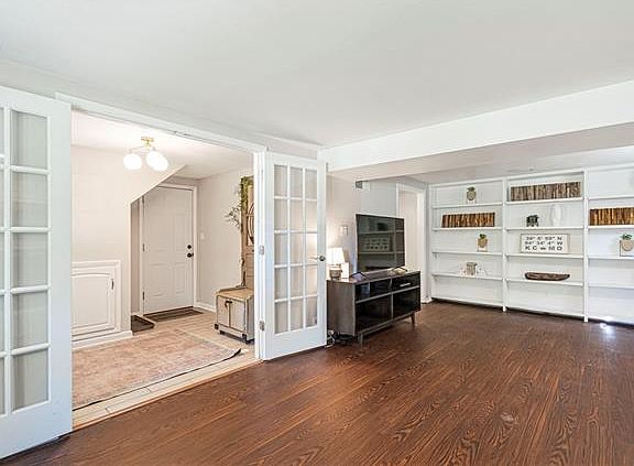 5th image of 9621 England St