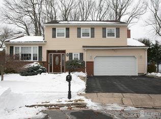 3 Hummingbird Ln, Edison, NJ 08820