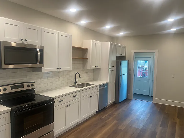 116 W Franklin St — Photo 4