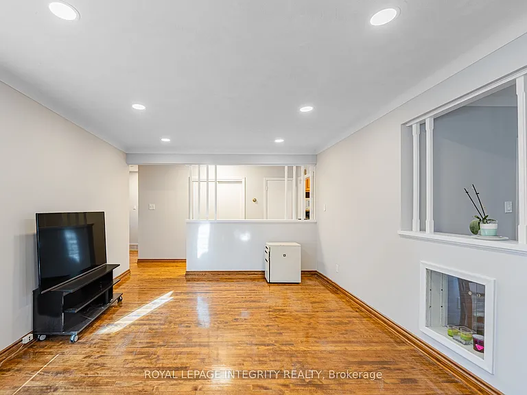 1746 Gage Cres #A — Photo 8