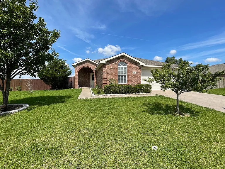 231 Stefhanie Dr — Photo 1