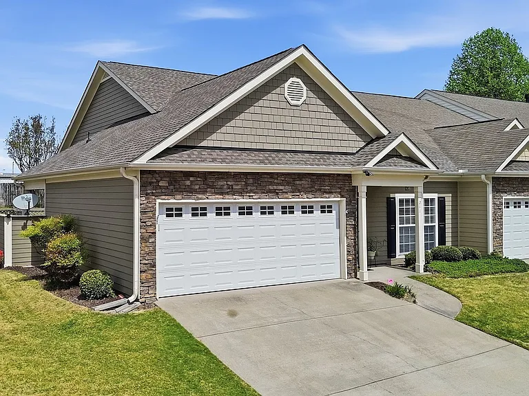 211 Louisville Dr — Photo 2