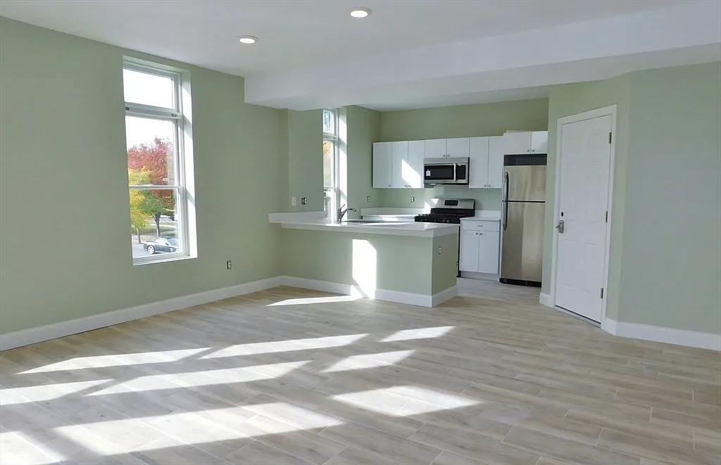 10 Roxbury — Photo 1