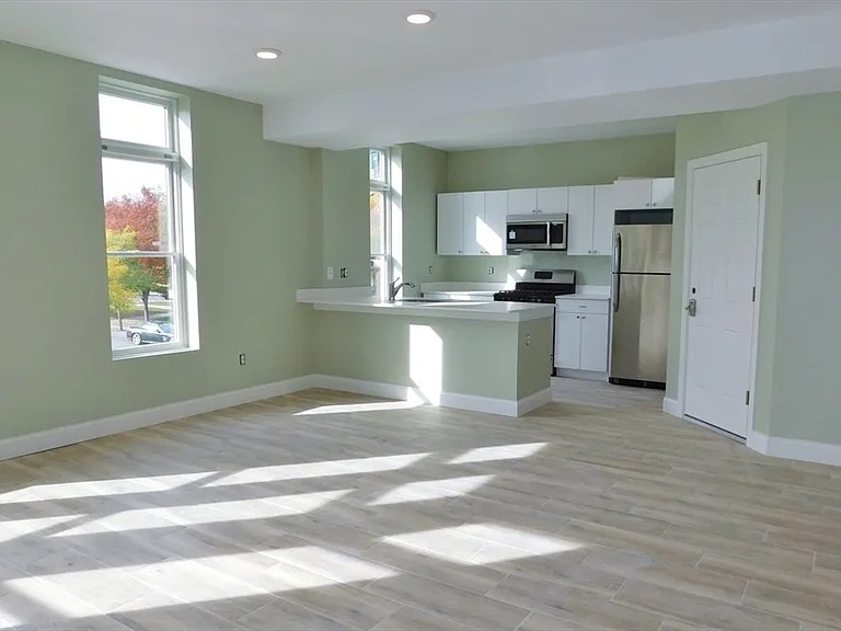 10 Roxbury — Photo 1