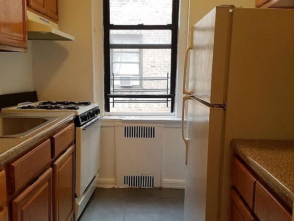 3rd image of 8505 Elmhurst Ave APT 1E