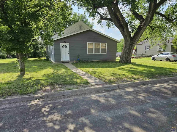 805 5th St, Centralia, KS 66415