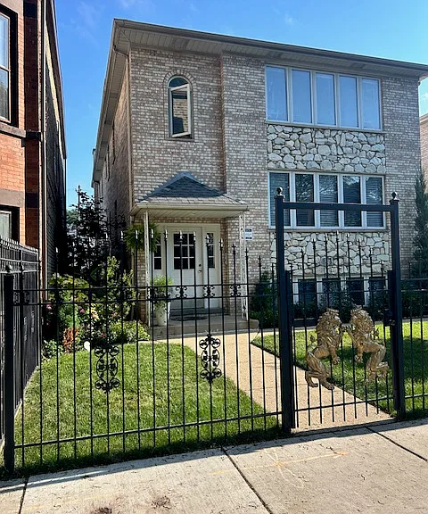 2550 W Winnemac Ave #G — Photo 4