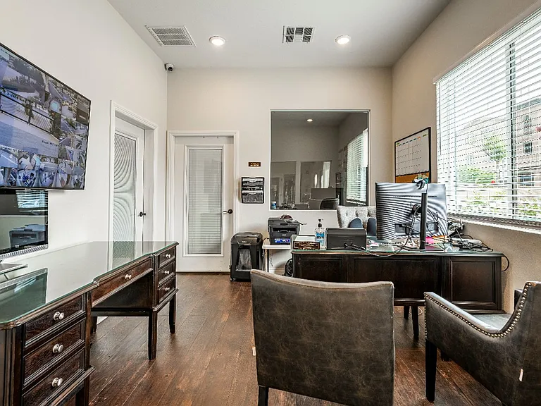 Santa Barbara Luxury Apartment Homes — Photo 19