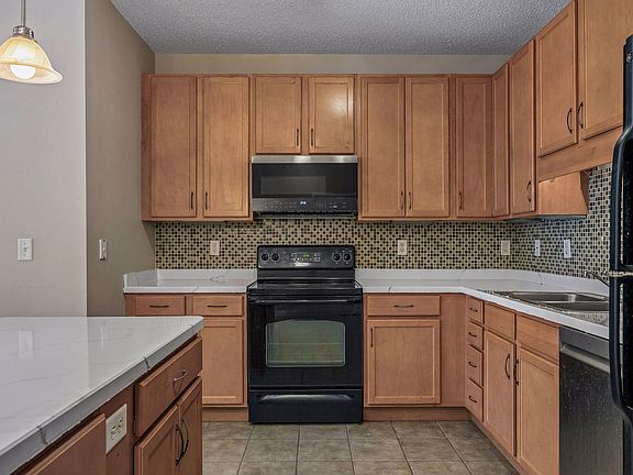 3rd image of 619 8th St SE Unit 211