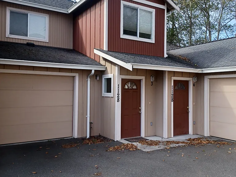 1128 Thomas St — Photo 1