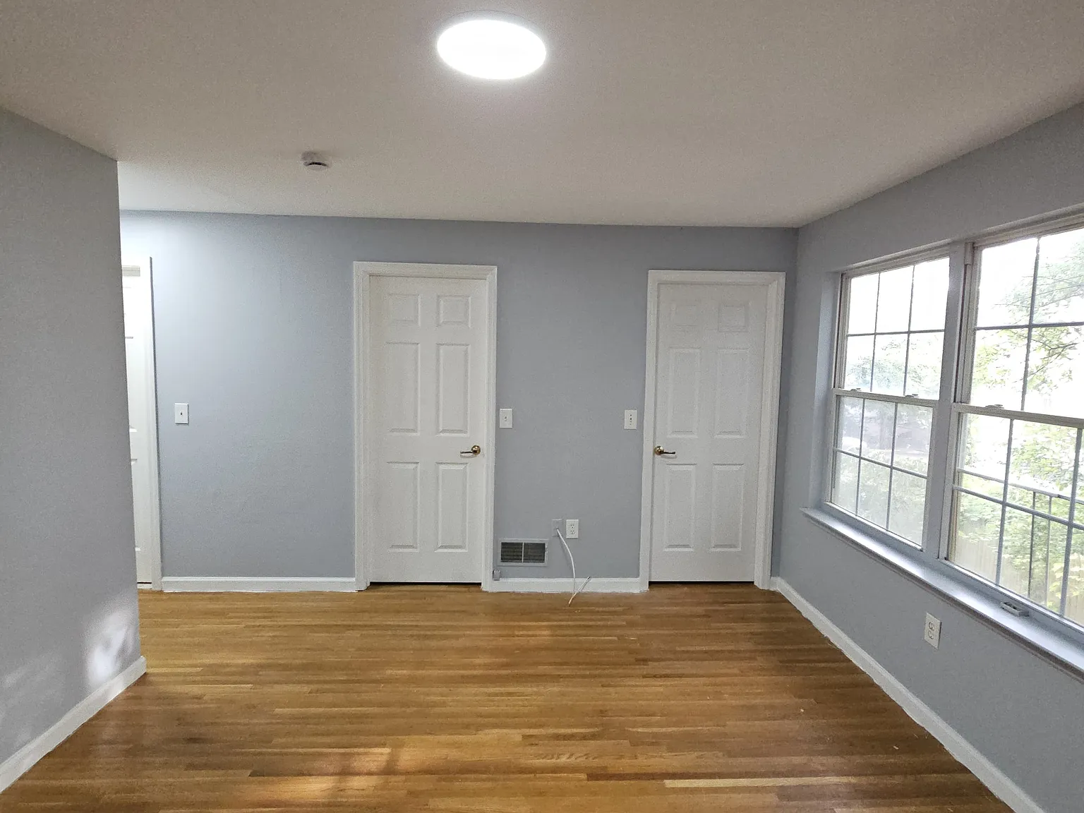 5 bed, 2400 sqft, $3,700 — Photo 4