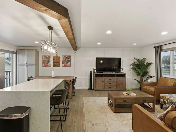 2nd image of 1085 E Sego Lily Dr S