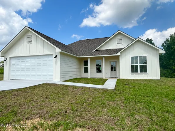 8 Governors Cir, Poplarville, MS 39470