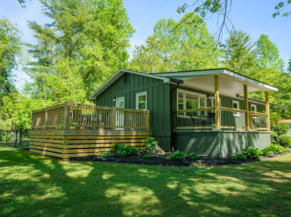 398 Highland Park Rd, East Flat Rock, NC 28726