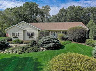 1109 Julie Ann Ct, Fontana, WI 53125