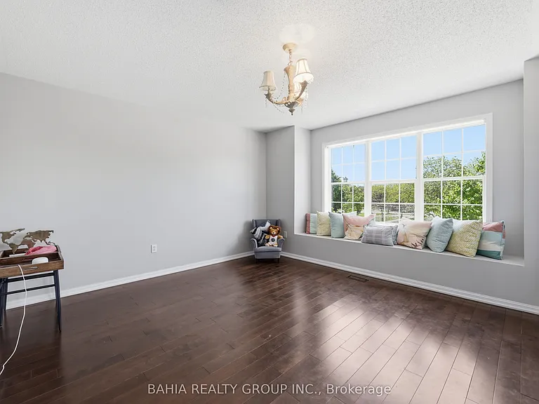 1412 Crozier Cres — Photo 18