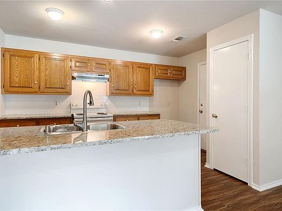5th image of 1401 Broadmoor Dr
