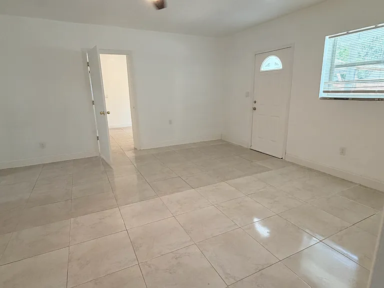 9518 N Dartmouth Ave — Photo 10