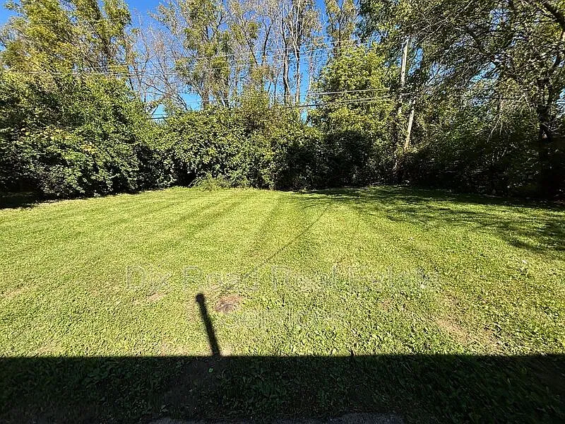 3 bed, 1.0 bath, 864 sqft, $1,050 — Photo 4
