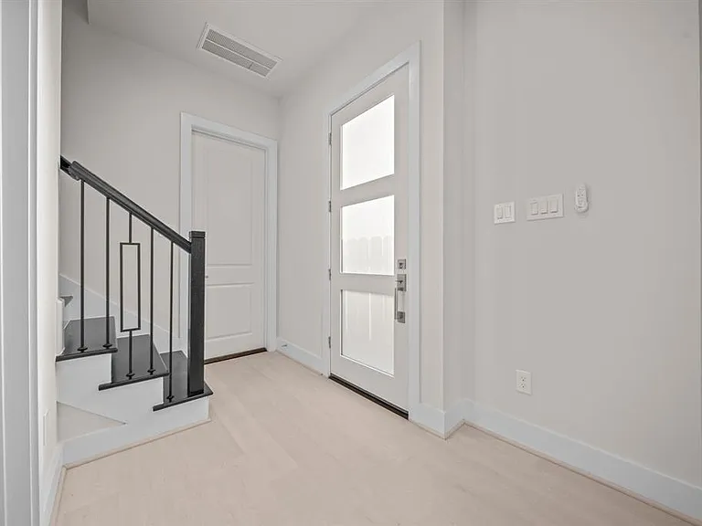 4525 Davenport St — Photo 4
