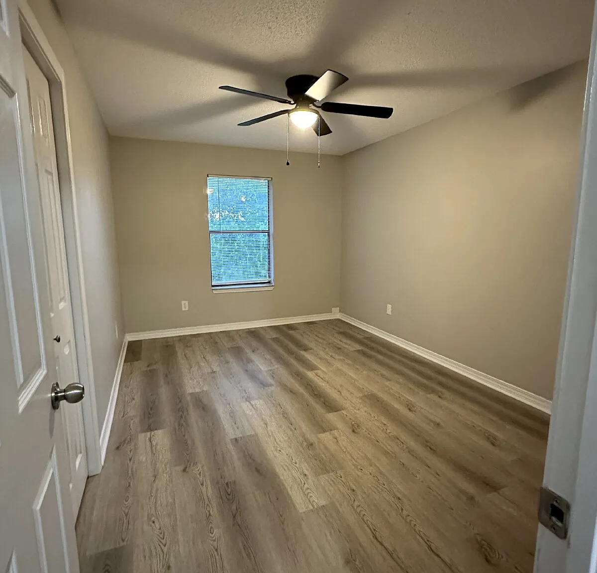 2 bed, 1.0 bath, 877 sqft, $1,400 — Photo 4