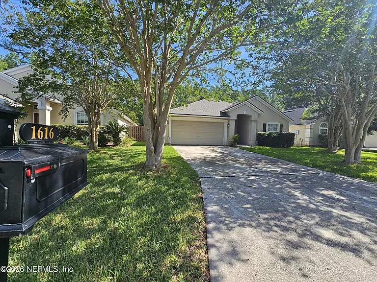 1616 Austin Ln — Photo 2