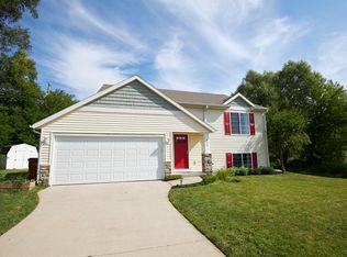592 N Crest Ct NE, Rockford, MI 49341