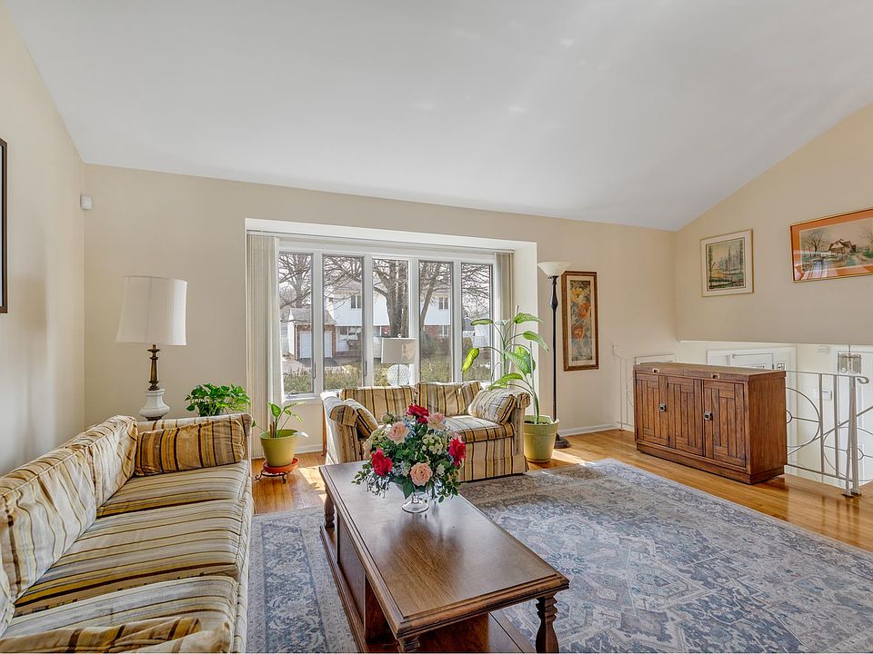 1st image of 7 Fordham Dr