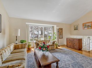 7 Fordham Dr, Plainview, NY 11803