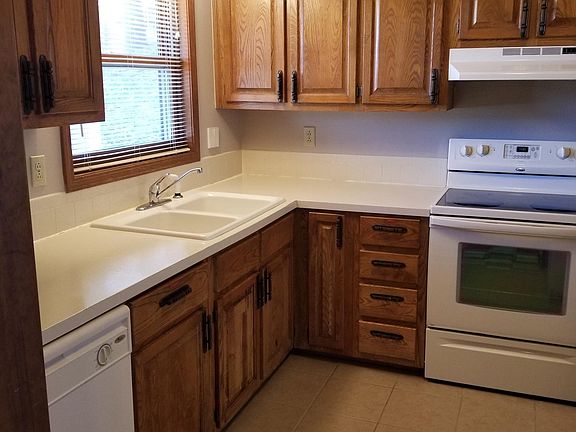 3rd image of 26 Bentley Ln