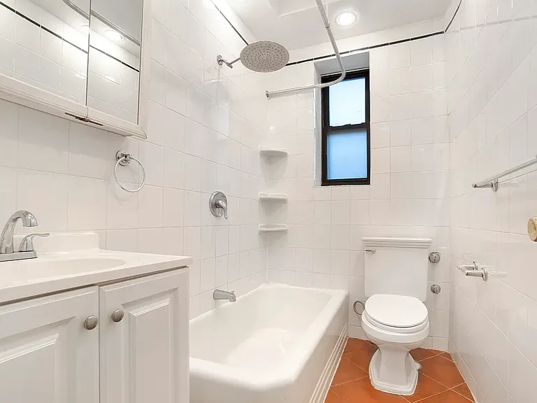 572 Henry St #1 — Photo 6