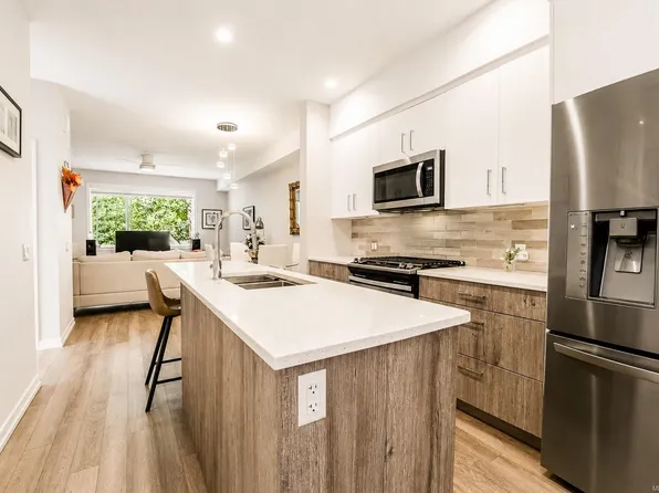 694 Hoylake Ave #112, Langford, BC V9B 3P7