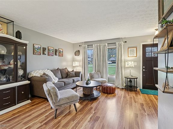 5th image of 115 Elmwood Dr
