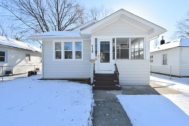 715 Massena Ave photo 1