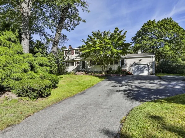 45 Arakelian Dr, Billerica, MA 01821
