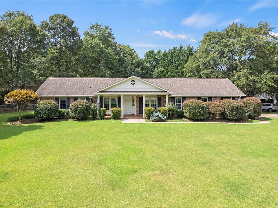 1st image of 200 Pine Wood Dr
