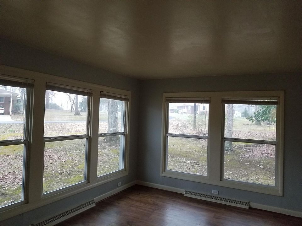2nd image of 425 Hillcrest Cres