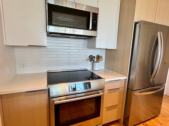 3rd image of 1001 Queen St #1102