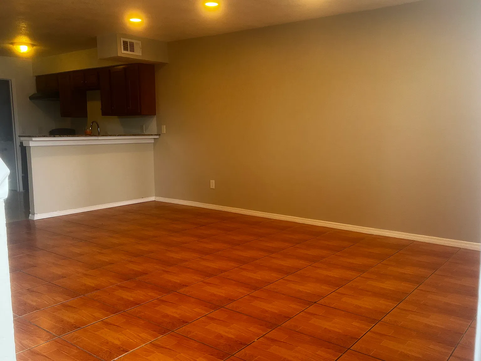 3 bed, 1100 sqft, $1,650 — Photo 3